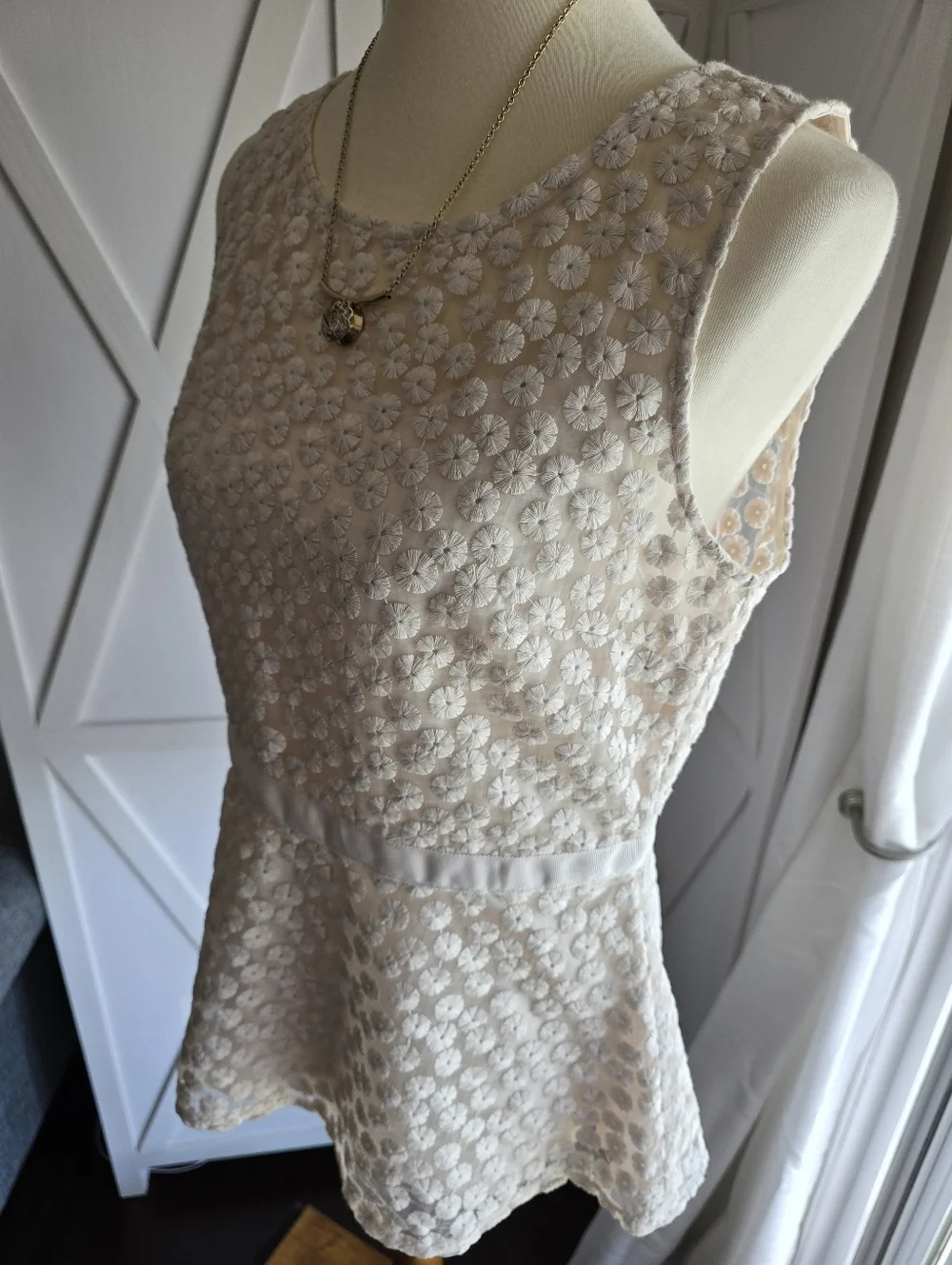 Banana Republic Women's Cream Embroidered/Eyelet Sleeveless Peplum Top